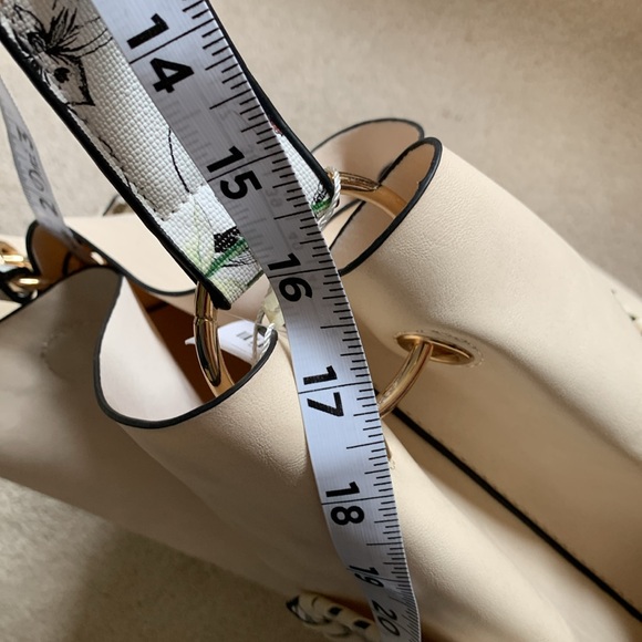 NEW WITH TAG Cream Bucket Bag with floral accents FROM Cracker Barrel - Picture 9 of 11